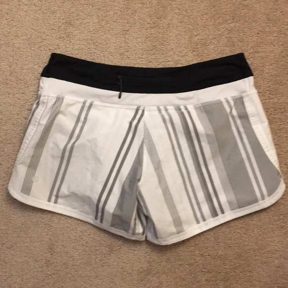 Lululemon Groovy Run Short 6 - Picture 5 of 14